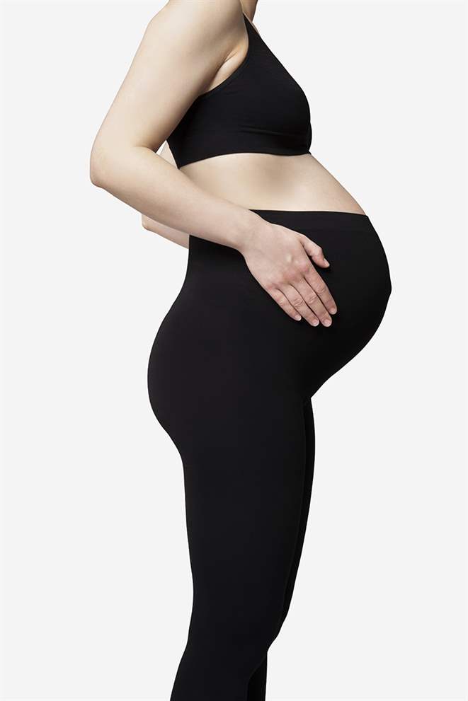 Svarte mamma leggings til gravide i bambus (økologisk dyrket) - sett fra siden, gravid